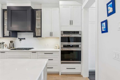 2835 42 Street Sw, Calgary, AB - Indoor Photo Showing Kitchen With Upgraded Kitchen