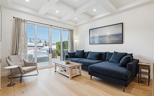 2835 42 Street Sw, Calgary, AB - Indoor Photo Showing Living Room