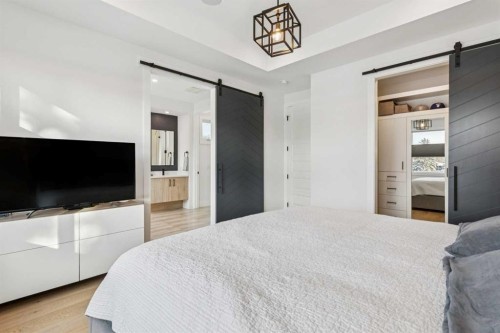 2835 42 Street Sw, Calgary, AB - Indoor Photo Showing Bedroom