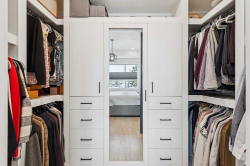 2835 42 Street Sw, Calgary, AB - Indoor With Storage