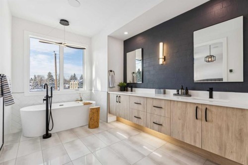 2835 42 Street Sw, Calgary, AB - Indoor Photo Showing Bathroom