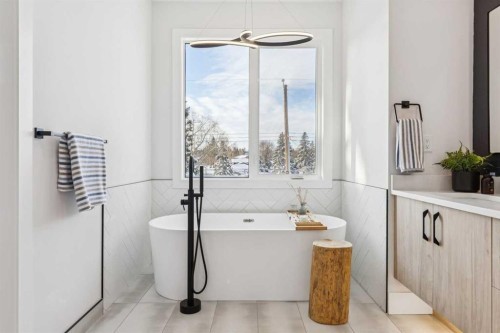 2835 42 Street Sw, Calgary, AB - Indoor Photo Showing Bathroom