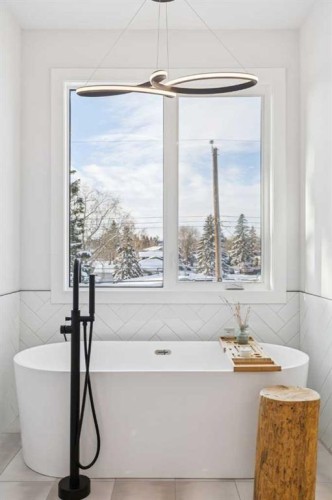 2835 42 Street Sw, Calgary, AB - Indoor Photo Showing Bathroom