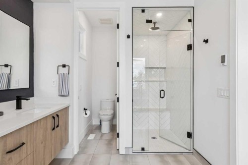 2835 42 Street Sw, Calgary, AB - Indoor Photo Showing Bathroom