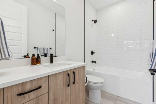 2835 42 Street Sw, Calgary, AB - Indoor Photo Showing Bathroom