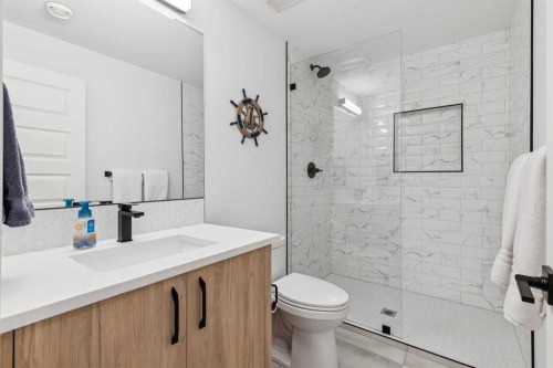 2835 42 Street Sw, Calgary, AB - Indoor Photo Showing Bathroom