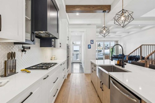 2835 42 Street Sw, Calgary, AB - Indoor Photo Showing Kitchen With Upgraded Kitchen