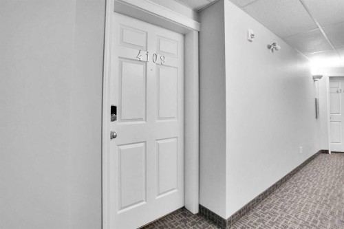 4109-70 Panamount Drive Nw, Calgary, AB - Indoor Photo Showing Other Room