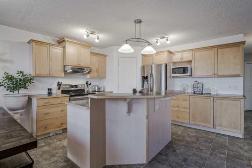 212 Cove Court, Chestermere, AB - Indoor Photo Showing Kitchen