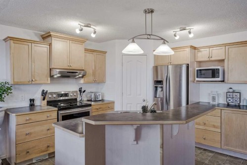 212 Cove Court, Chestermere, AB - Indoor Photo Showing Kitchen