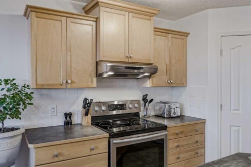 212 Cove Court, Chestermere, AB - Indoor Photo Showing Kitchen