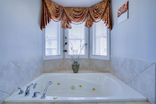 77 Saddleland Drive Ne, Calgary, AB - Indoor Photo Showing Bathroom