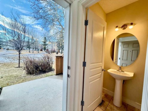 17 Bridleridge Manor Sw, Calgary, AB - Indoor Photo Showing Bathroom