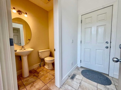 17 Bridleridge Manor Sw, Calgary, AB - Indoor Photo Showing Bathroom