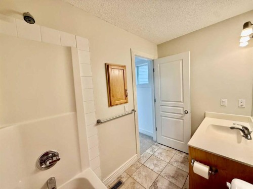17 Bridleridge Manor Sw, Calgary, AB - Indoor Photo Showing Bathroom