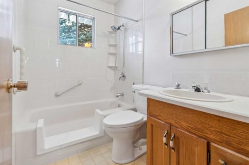 427 Tache Avenue Nw, Calgary, AB - Indoor Photo Showing Bathroom