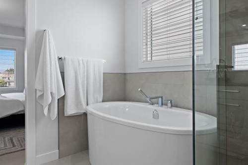 50 Westland Park Sw, Calgary, AB - Indoor Photo Showing Bathroom