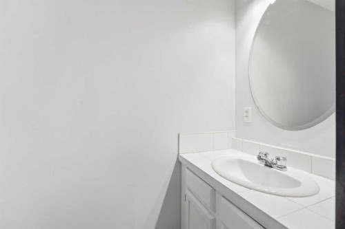 16 Cedarwood Rise Sw, Calgary, AB - Indoor Photo Showing Bathroom