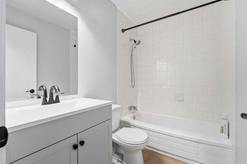 16 Cedarwood Rise Sw, Calgary, AB - Indoor Photo Showing Bathroom