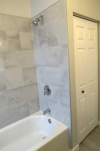 111 6 Avenue Se, Three Hills, AB - Indoor Photo Showing Bathroom