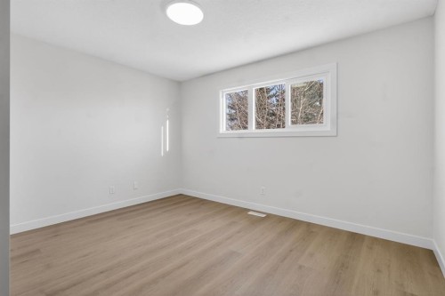 150 Pinehill Road Ne, Calgary, AB - Indoor Photo Showing Other Room