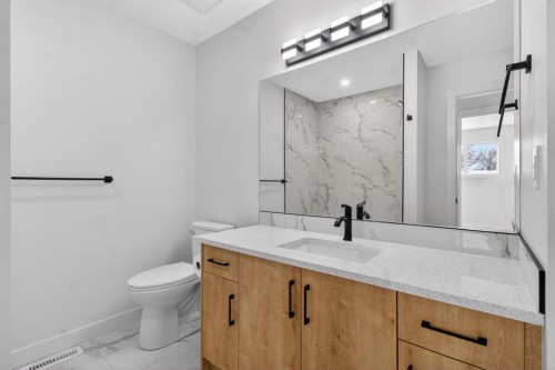 150 Pinehill Road Ne, Calgary, AB - Indoor Photo Showing Bathroom