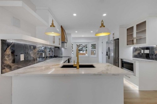 19 Cedargrove Place Sw, Calgary, AB - Indoor Photo Showing Kitchen With Upgraded Kitchen