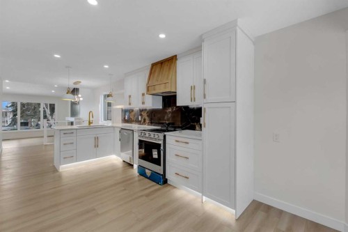 19 Cedargrove Place Sw, Calgary, AB - Indoor Photo Showing Kitchen