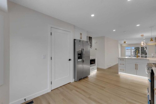 19 Cedargrove Place Sw, Calgary, AB - Indoor Photo Showing Kitchen