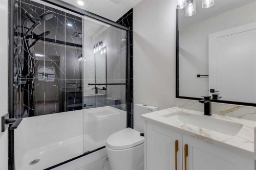 19 Cedargrove Place Sw, Calgary, AB - Indoor Photo Showing Bathroom