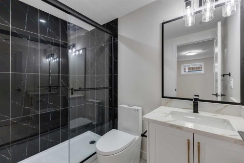 19 Cedargrove Place Sw, Calgary, AB - Indoor Photo Showing Bathroom