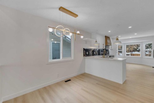 19 Cedargrove Place Sw, Calgary, AB - Indoor Photo Showing Kitchen