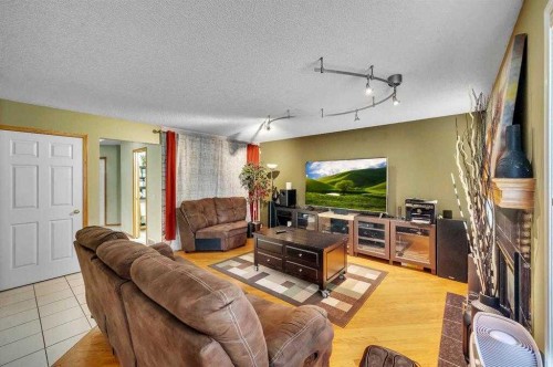 166 Somerset Drive Sw, Calgary, AB - Indoor Photo Showing Living Room