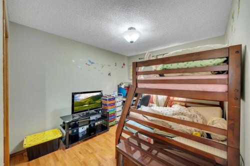 166 Somerset Drive Sw, Calgary, AB - Indoor Photo Showing Bedroom