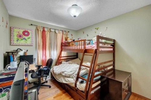 166 Somerset Drive Sw, Calgary, AB - Indoor Photo Showing Bedroom