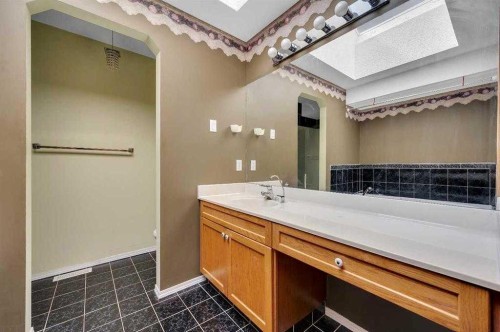 166 Somerset Drive Sw, Calgary, AB - Indoor Photo Showing Bathroom