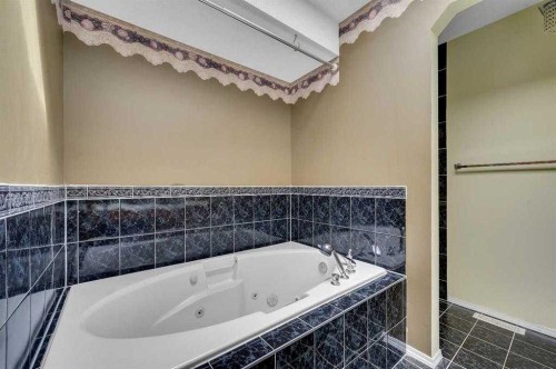 166 Somerset Drive Sw, Calgary, AB - Indoor Photo Showing Bathroom