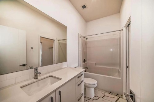 2425-60 Skyview Ranch Road Ne, Calgary, AB - Indoor Photo Showing Bathroom
