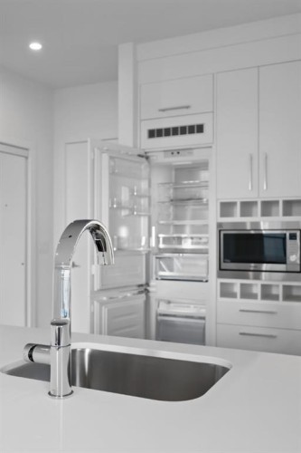 402-8370 Broadcast Avenue Sw, Calgary, AB - Indoor Photo Showing Kitchen