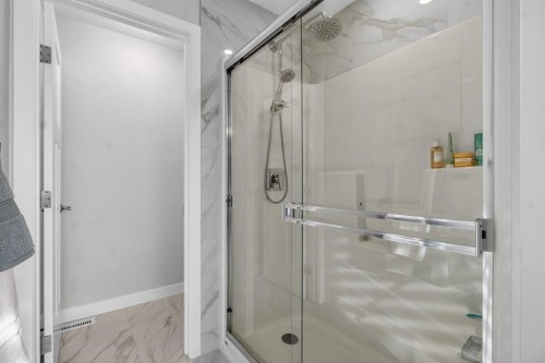 109 Legacy Glen Point Se, Calgary, AB - Indoor Photo Showing Bathroom