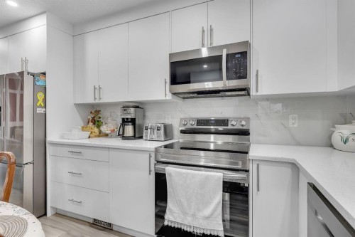 118 Bermuda Road Nw, Calgary, AB - Indoor Photo Showing Kitchen