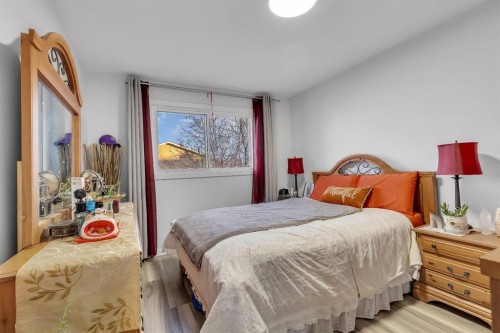 118 Bermuda Road Nw, Calgary, AB - Indoor Photo Showing Bedroom
