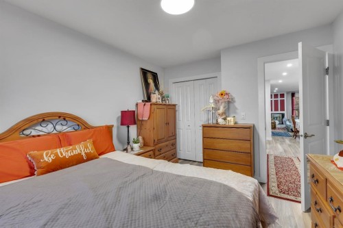 118 Bermuda Road Nw, Calgary, AB - Indoor Photo Showing Bedroom