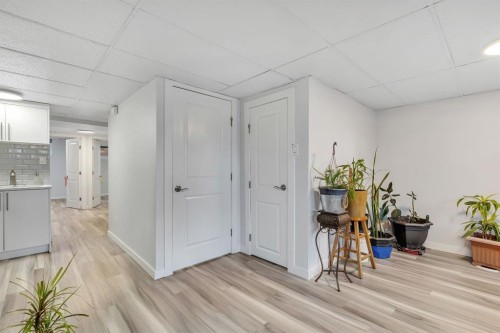 118 Bermuda Road Nw, Calgary, AB - Indoor Photo Showing Other Room