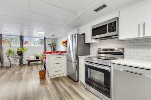 118 Bermuda Road Nw, Calgary, AB - Indoor Photo Showing Kitchen