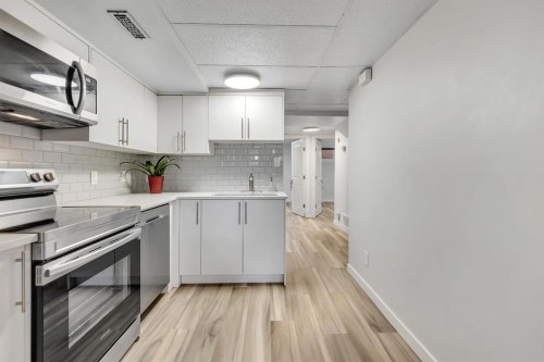 118 Bermuda Road Nw, Calgary, AB - Indoor Photo Showing Kitchen