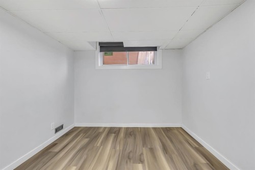 118 Bermuda Road Nw, Calgary, AB - Indoor Photo Showing Other Room