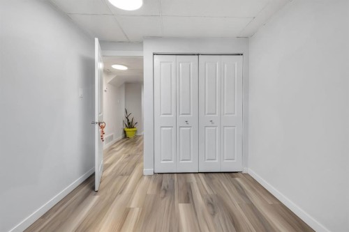 118 Bermuda Road Nw, Calgary, AB - Indoor Photo Showing Other Room