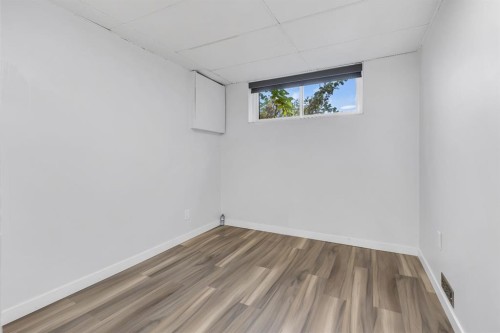 118 Bermuda Road Nw, Calgary, AB - Indoor Photo Showing Other Room