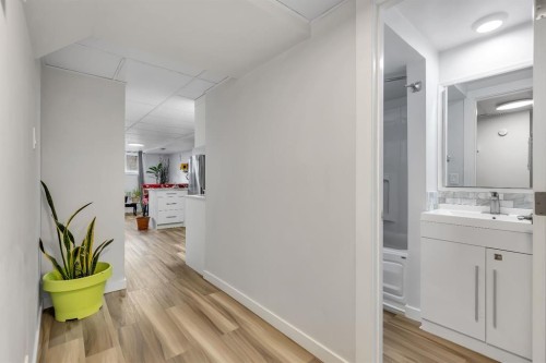 118 Bermuda Road Nw, Calgary, AB - Indoor Photo Showing Bathroom